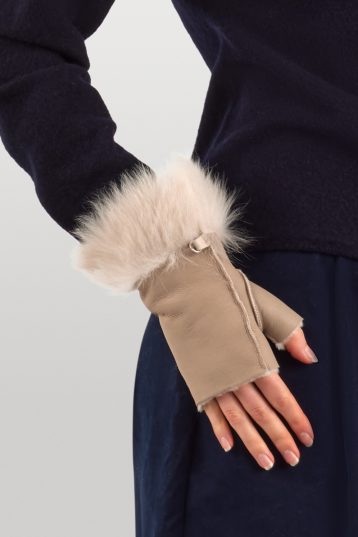 Mini Oyster White Shearling Mittens | Womens | Gushlow & Cole-close up of mitten