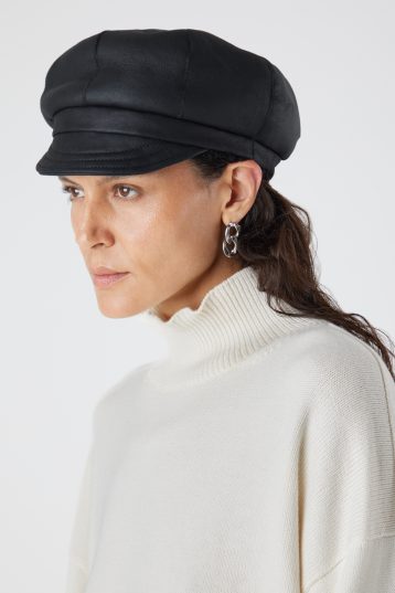 Black Shearling Carnaby Cap | Women | Gushlow & Cole - model crop side