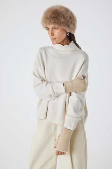 Cream Fingerless Shearling Mittens | Womens | Gushlow & Cole-model with camel hat