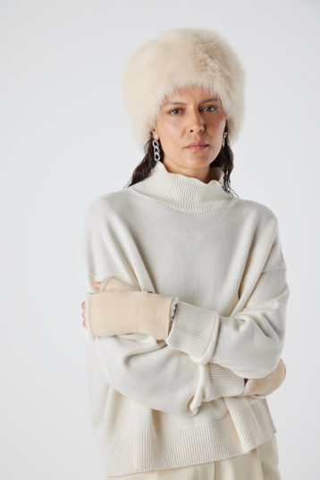 Cream Fingerless Shearling Mittens | Womens | Gushlow & Cole-model with cream hat